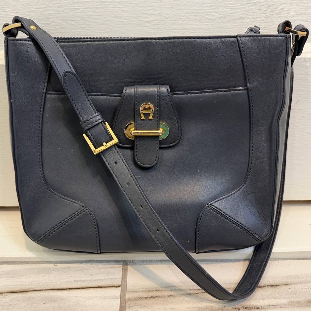Elegant Navy Leather Shoulder Bag